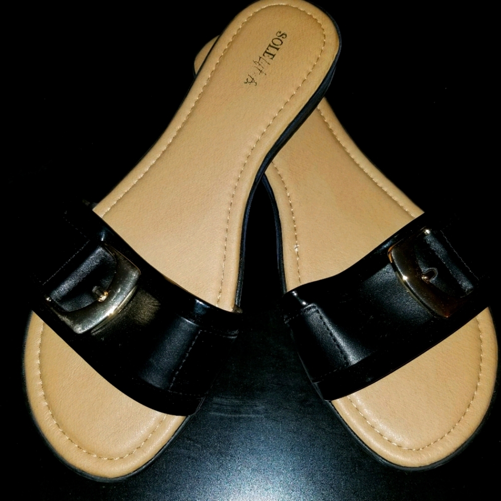 Ashley Stewart
-SOLE LIFT BUCKLE SLIDE SANDAL